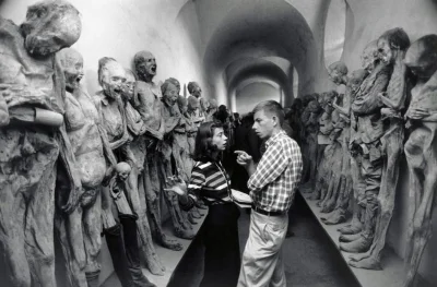 b.....r - Kurator pokazuje mężczyźnie mumie w Museo de las Momias w Guanajuato w Meks...