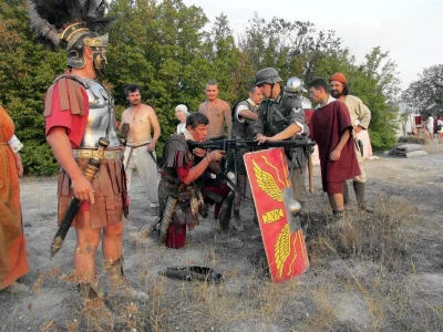 Sztuka_Wojenna - Członkowie germańskiego plemienia pokazują legionistom swoją broń, l...