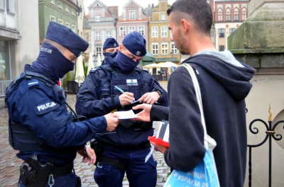 mrbarry - Nie będę zdziwiony jak milicjanci pod komin założą po prostu maseczkę. Myśl...