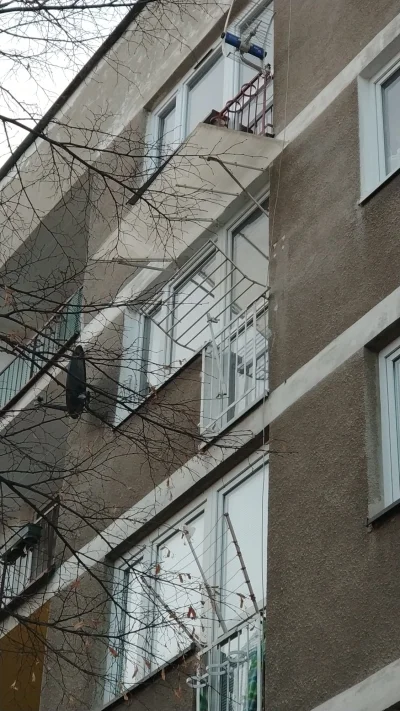 Slay85 - Czy takie daszki przy balkonach to samowolka budowlana ?
#budownictwo #polsk...