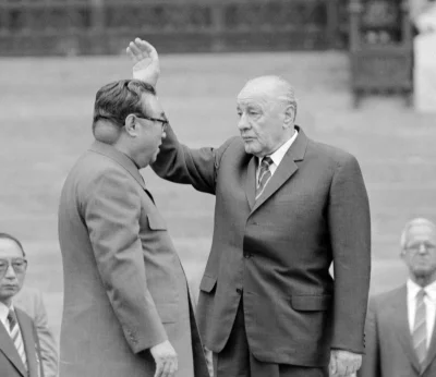 myrmekochoria - Kim Ir Sen wraz z Jánosem Kádárem, 1984. Na szyi boskiego przywódcy m...