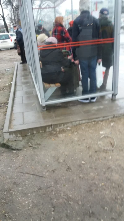 SzubiDubiDu - @ejkejej: warszawa, stare ludzie tłoczą się pod przystankiem, 8 osób, c...
