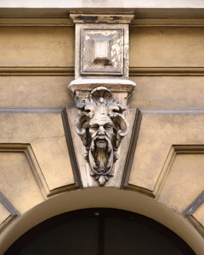 Sudet - Secesyjny maszkaron znad wejścia do kamienicy przy ulicy Bolesława Chrobrego ...
