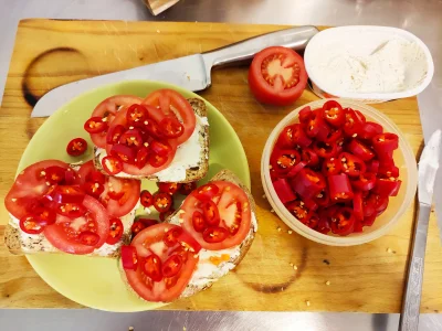 czlowiekzlisciemnaglowie - Kanapki z twarożkiem, pomidorem i chilli ( ͡° ͜ʖ ͡°)

#j...