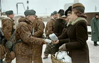 Sztuka_Wojenna - Estońscy żołnierze z 20 dywizji Waffen SS otrzymują żywność od miejs...