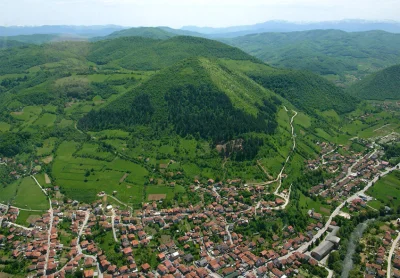 A.....a - Na wideo narrator opowiada kompletne bzdury. Polecam:

"Trudno oprzeć sie...