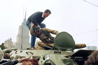 myrmekochoria - Mężczyzna wyciąga żołnierza z czołgu podczas Puczu Janajewa, 19 sierp...