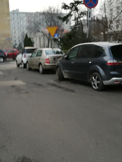 Jade - Ej #katowice można tak parkować na placu Sejmu Śląskiego? Bo widzę jest zakaz ...