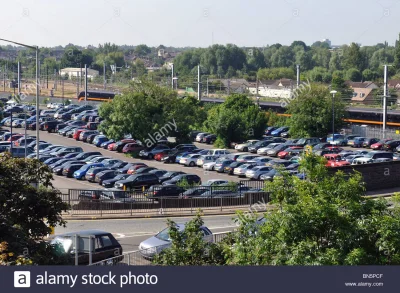 MarkUK - Tak wyglądają parkingi przy stacjach kolejowych w UK. Autem do stacji dalej ...