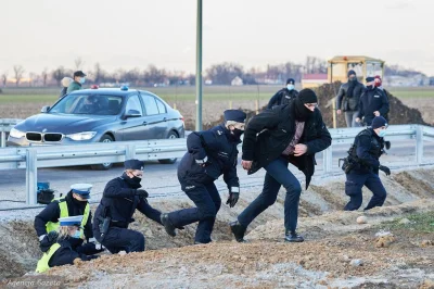 tomasztomasz1234 - Policja i SOP w akcji, gdy rolnicy przeganiali Morawieckiego. Czy ...