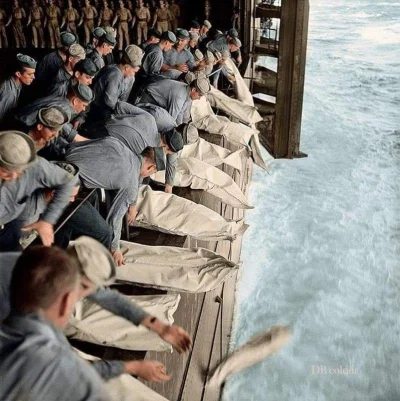 cheeseandonion - Pochówek na morzu (USS Intrepid, 1944)

#starezdjecie #koloryzowan...