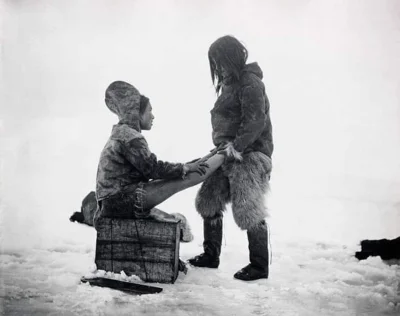 myrmekochoria - Robert E. Peary, Mężczyzna rozgrzewający stopy swojej żony, Grenlandi...