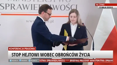 R187 - I ona jeszcze medal dostała od resortu ministra Zero...

Wolontariuszka Funda...