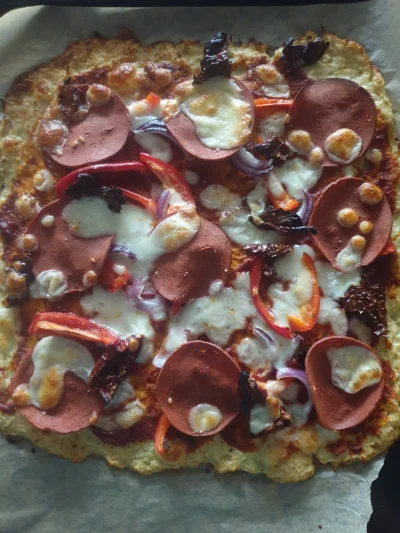 hurtwish - Wegetariańska pizza na spodzie z kalafiora z sojowym salami i mozarella (｡...