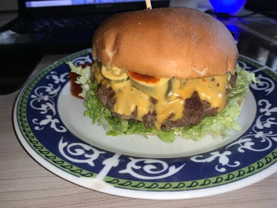 agnis20 - To był dobry burger z dzalapino.


#jedzenie #gotujzwykopem #trailerparkboy...