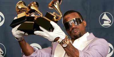 realbs - W lato 2020 Kanye West pochwalił się filmikiem na którym wrzuca jedno z wygr...