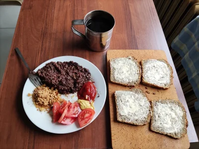 BambusowyBambo - Śniadanie do oceny. Kaszanka z cebulką i pomidorem.
#sniadanie #goto...