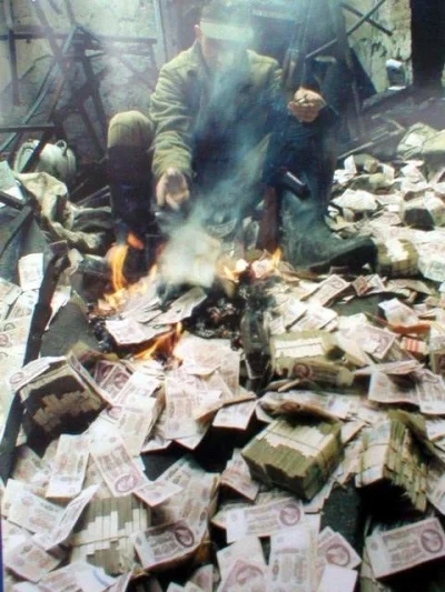 myrmekochoria - Rosyjski żołnierz pali banknoty, aby się ogrzać, Kosowo 1995. 

#st...