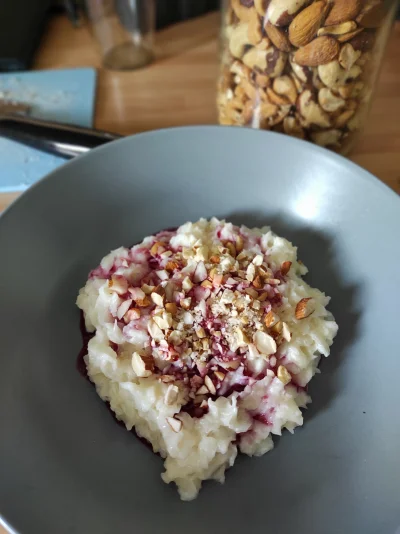 CurlyHairGirl - Dziś na śniadanie płatki ryżowe na mleku z orzechami i syropem wiśnio...