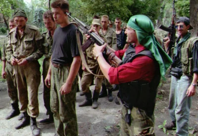 myrmekochoria - Czeczeński żołnierz przystawia lufę karabinu do głowy rosyjskiego jeń...