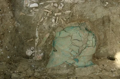 Sztuka_Wojenna - Hełm typu korynckiego z V wieku p.n.e. znaleziony w grobowcu hoplitó...
