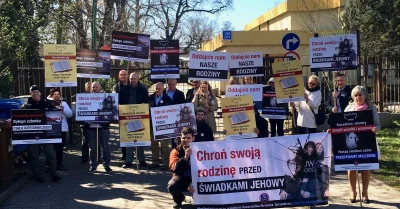 Sandrinia - Zdjęcie z protestu zorganizowanego przez "odstępców" we Wrocławiu przed S...