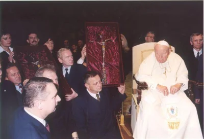 Jariii - @Artic: Ma zdjęcie z papieżem.