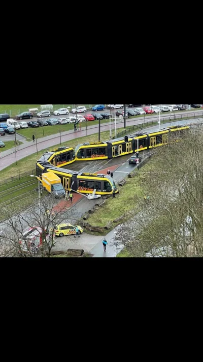 sebonk - Samochód okrążony przez tramwaj xD #heheszki #holandia #tramwaje #wypadek