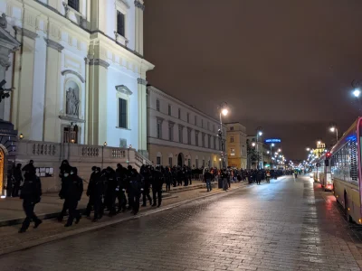 H.....a - @jaroty: Sami policjanci się zbierali w dużych grupach, mimo braku takiej p...