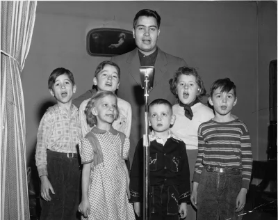 myrmekochoria - Jim Jones z dziećmi w kościele metodystów w Somerset, 1953. Trochę mr...