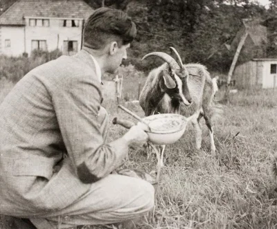 Chrystus - George Orwell na swojej farmie z kozą Muriel, później uwiecznioną w powieś...