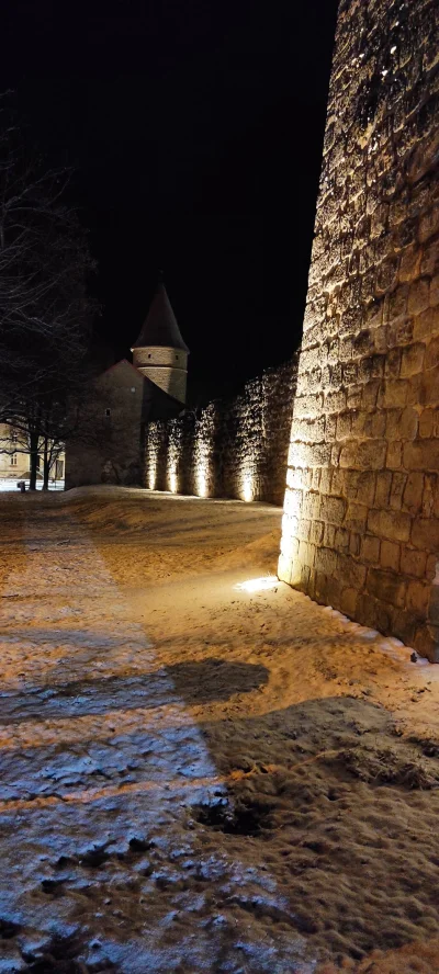 r.....1 - Jedne z najlepiej zachowanych i do tego odrestaurowanych murów znajdują się...