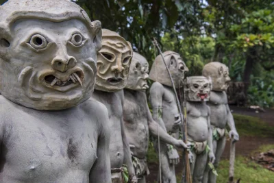 Borealny - „Błotniacy” z plemienia Asaro z Papui-Nowej Gwinei, znani również jako Hol...