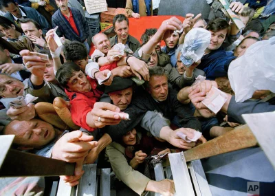 myrmekochoria - Ludzie w Sarajewie w kolejce po chleb, 2 maja 1992 roku

#starszezw...