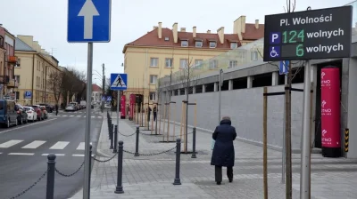 Warcomx - @Megawonsz_dziewienc: Zieleń, zielenią, ale oni zrobili na rynku parking, t...