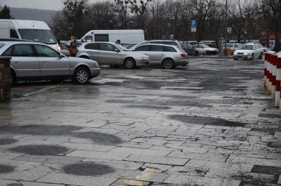 byferdo - @Podlaski_warmianin amatorka. Fachowcy zaklejają asfaltem płyty chodnikowe ...
