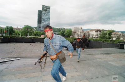 myrmekochoria - Bośniaccy żołnierze biegną przez plac w Sarajewie, 12 czerwca 1992 ro...