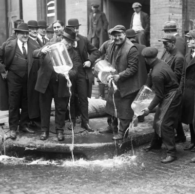 myrmekochoria - Policjanci wylewają alkohol do rynsztoka, Nowy Jork 1922. 

#starsz...