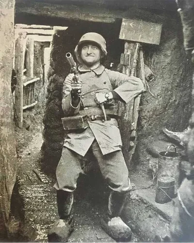 Opipramoli_dihydrochloridum - Niemiecki żołnierz, w okopach, 1917 rok
#fotohistoria