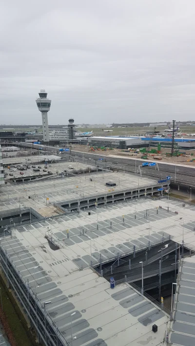 l.....i - A takie sa teraz pustki na lotnisku Schiphol.
#lotnictwo #lotnisko #latanie...