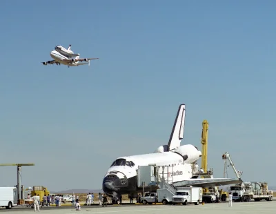 ntdc - Wahadłowiec Columbia na Boeingu 747 NASA, przelatuje obok wahadłowca Endeavour...