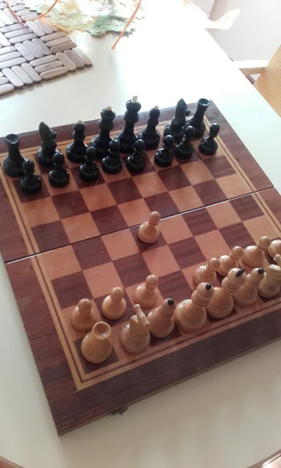 sweet_sociopath - Sprzedam zajebistą solidną szachownicę, 50x50 
Mam ją odkąd się uro...