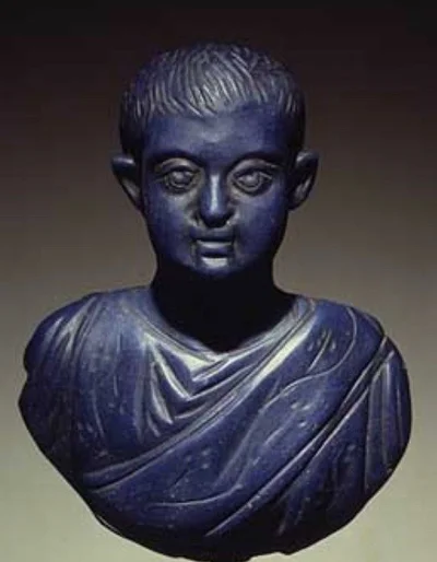 IMPERIUMROMANUM - Popiersie cesarza Saloninusa

Wykonane z niebieskiego szkła popie...