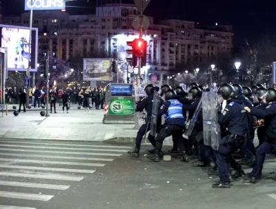 mrfavor - W Rumunii tysiące ludzi wyszło wczoraj na ulice w proteście przeciwko ogran...
