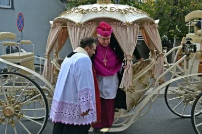 movsd - Biskup Janiak w drodze do nowej parafii gdzie będzie odbywał karę ( ͡° ͜ʖ ͡°)...