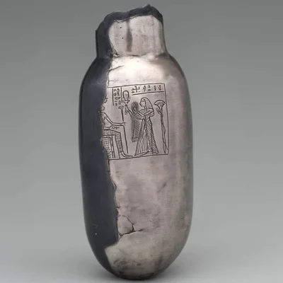 HeruMerenbast - Pozostałości srebrnej butelki na której przedstawiono kapłankę imieni...