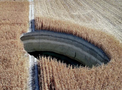 Voordt - @Agrarius: Zawsze mnie ciekawiło w jaki sposób powstają takie dziury w ziemi...