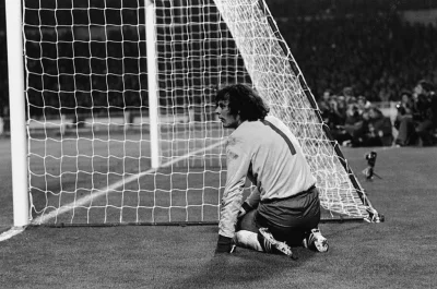 UchoSorosa - 17 października 1973 - Polak klęczący na Stadionie Wembley w Londynie, Z...