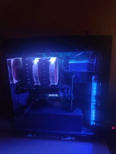 mrozny100 - #pcmasterrace #pokazkomputer #komputery 
I7 10700k + RTX 3070, daje radę ...