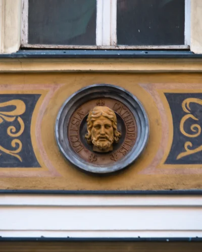 Sudet - Święty Jan, spogląda na przechodniów i na katedrę jego imienia z fasady kamie...